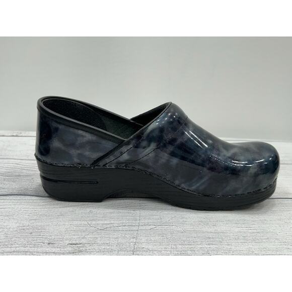 Dansko Womens Comfort Work Shoes Printed Clogs Closed Toe Slip On Blue Size 40 - Picture 4 of 11